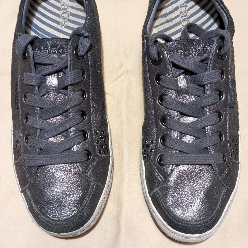 Taos Womens Freedom Grey Metallic Leather Studded Sneakers Size 8.5